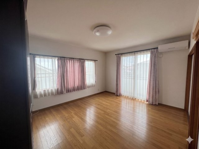 津山市山方 4LDK 中古住宅の洋室|２階洋室10畳
※AIにより、家具、家電等を消して画像修正した写真です。細部が実際とは異なる部分があります。実物をご確認ください。