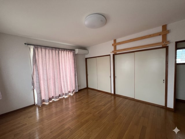 津山市山方 4LDK 中古住宅の洋室|２階洋室10畳
※AIにより、家具、家電等を消して画像修正した写真です。細部が実際とは異なる部分があります。実物をご確認ください。