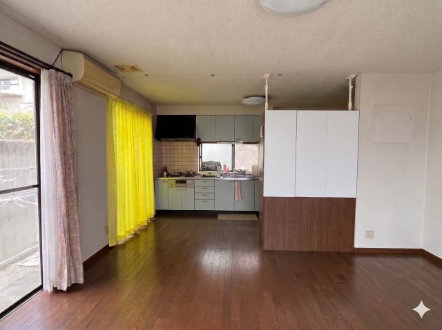 津山市山方 4LDK 中古住宅の居間・リビング|※AIにより、家具、家電等を消して画像修正した写真です。細部が実際とは異なる部分があります。実物をご確認ください。