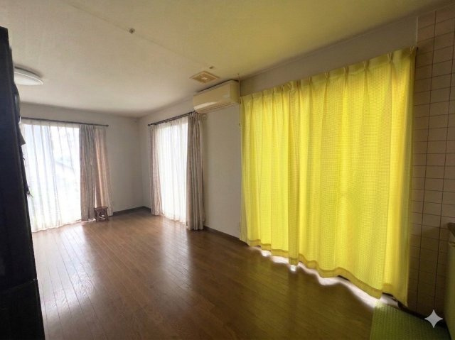 津山市山方 4LDK 中古住宅の居間・リビング|※AIにより、家具、家電等を消して画像修正した写真です。細部が実際とは異なる部分があります。実物をご確認ください。