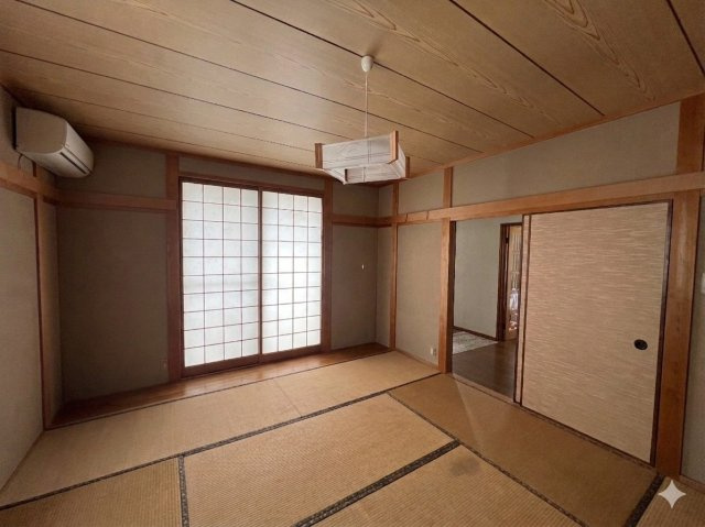 津山市山方 4LDK 中古住宅の和室|※AIにより、家具、家電等を消して画像修正した写真です。細部が実際とは異なる部分があります。実物をご確認ください。
