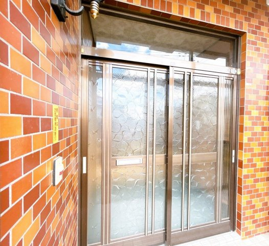 北見市相内町１０６番地５０　中古売家の玄関|【リフォーム済】玄関ドアは鍵交換、クリーニング加工を施しました。新品の鍵になりますので防犯的にも安心ですね。チャイムについてはテレビモニターホンに交換致しました。