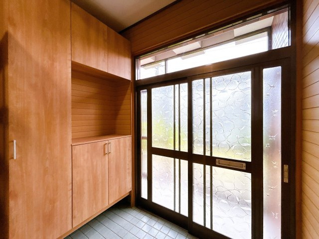 北見市相内町１０６番地５０　中古売家の玄関|【リフォーム済】玄関ホール写真です。広々しております。下駄箱を新品交換致しました。大きなサイズで、ご家族分の靴の収納には困らないですね。