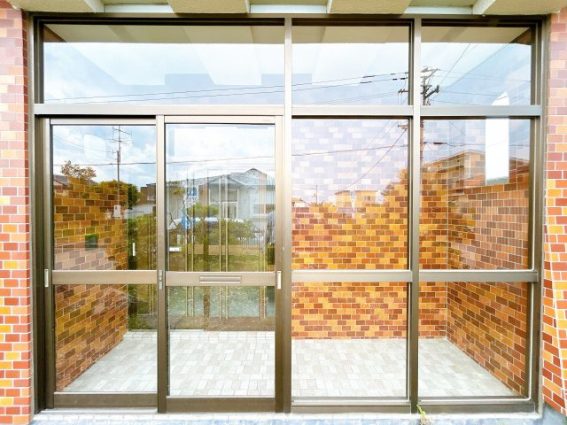 北見市相内町１０６番地５０　中古売家の玄関|【リフォーム済】風除室写真です。鍵交換、クリーニングを致しました。風除室は冬季期間の雪の吹き溜まりなどを防いでくれますので安心ですね。