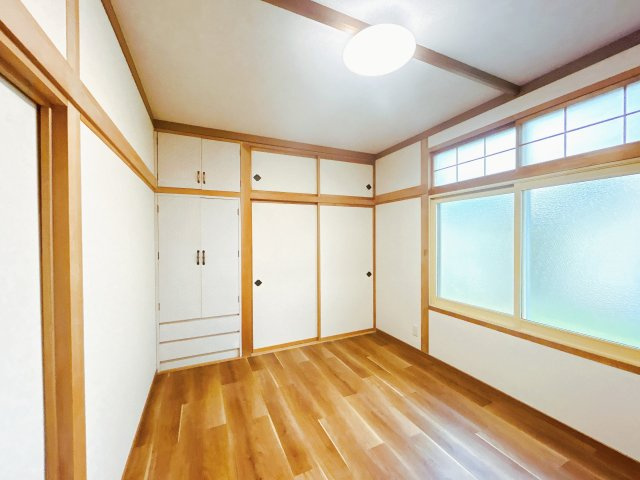 北見市相内町１０６番地５０　中古売家の洋室|【リフォーム済】1階洋室です。こちらは床の畳をクッションフロアへ変更いたしました。壁、天井クロスの貼替も行い照明器具も新品交換し、プライベートが守られる明るい空間に生まれ変わりました。