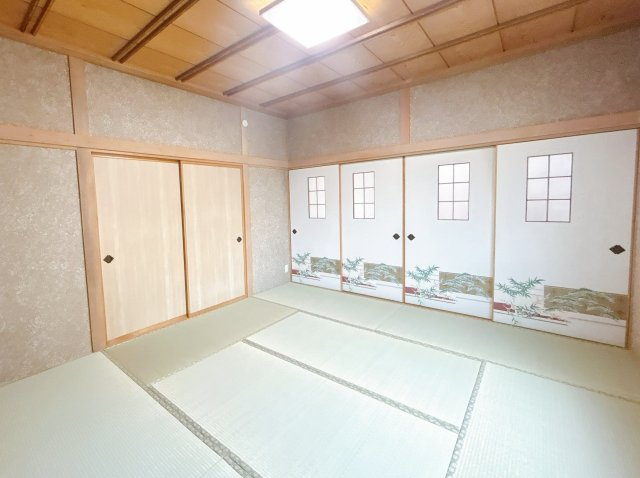 北見市相内町１０６番地５０　中古売家の和室|【リフォーム済】1階8畳和室写真です。こちらは畳の表替えを行いました。南向きの窓から明るい日差しが入り、イグサの香りが特徴の和室となっております。