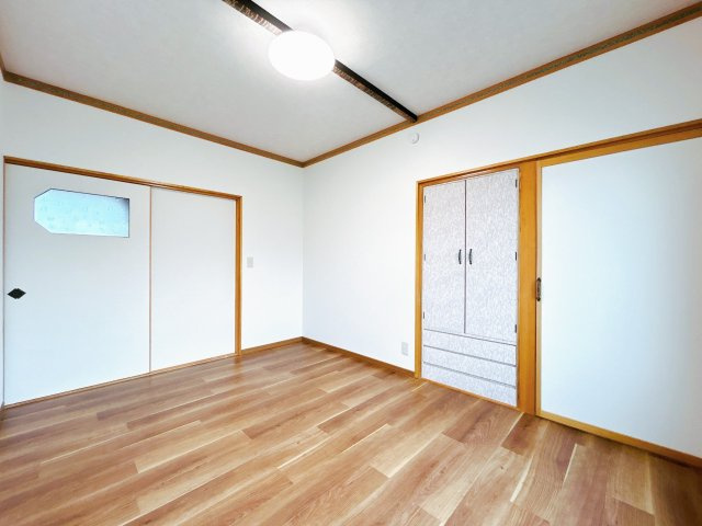 北見市相内町１０６番地５０　中古売家の洋室|【リフォーム済】2階東側6帖洋室です。こちらは床の畳をクッションフロアへ変更いたしました。壁、天井のクロスも貼替し照明器具も新品交換致しました。既存の収納を活かした洋室が仕上がりました。