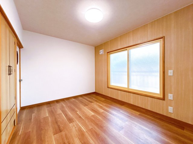 北見市相内町１０６番地５０　中古売家の洋室|【リフォーム済】2階西側6帖洋室です。床をクッションフロアに貼替を行いました。壁、天井のクロスも貼替し照明も新品交換致しました。南向きの窓から明るい日差しが入ります。子供部屋などにいかがでしょうか。