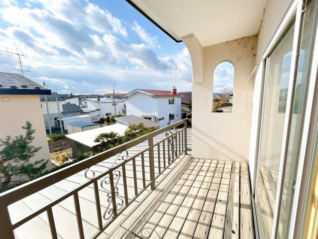 北見市相内町１０６番地５０　中古売家のバルコニー|【リフォーム済】2階洋室側からのベランダ写真です。ベランダがありますので南向きで日当りも良く洗濯物や布団なども日干しできます。