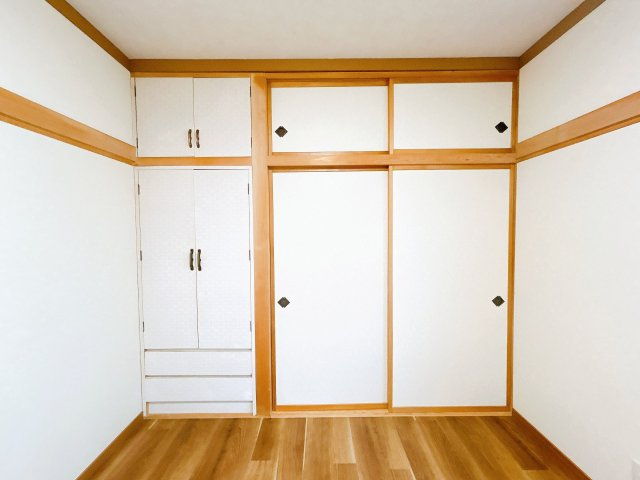 北見市相内町１０６番地５０　中古売家の収納|【リフォーム済】1階洋室収納写真です。各部屋にも物入や押入れがあります。収納が多くあると生活空間がすっきりするので、生活しやすいですね。