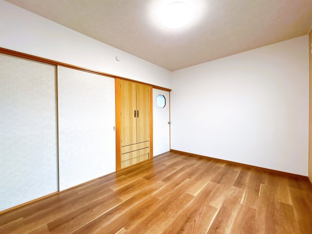 北見市相内町１０６番地５０　中古売家の洋室|【リフォーム済】2階西側洋室別アングル写真です。6帖と収納が多くあり、プライベートな時間をお過ごしになれます。趣味の部屋や寝室などにお使いいただけますね。