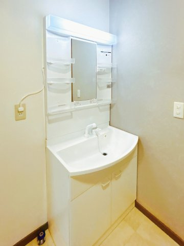 北見市相内町１０６番地５０　中古売家の独立洗面台|【リフォーム済】洗面化粧台は新品に交換しました。収納スペースもついているため整髪料などの小物も取り出しやすいです。