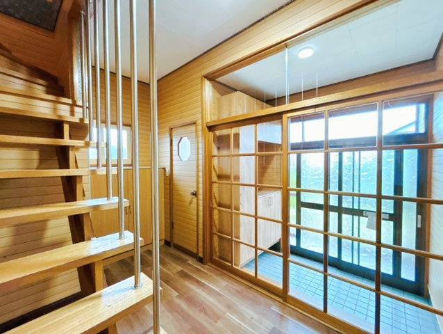 北見市相内町１０６番地５０　中古売家の玄関|【リフォーム済】1階ホール写真です。広々とした空間です。床はクッションフロアの上張りをいたしました。ご帰宅して広いホールスペースがあると嬉しいですね。
