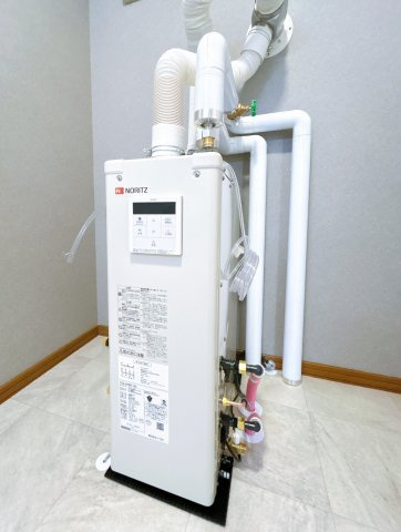 北見市相内町１０６番地５０　中古売家の発電・温水設備|【リフォーム済】設備（石油給湯器）写真です。新品の石油式給湯器に交換致します。追い焚き機能も付いておりますので経済的ですね。