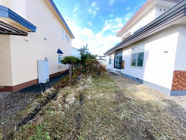 北見市相内町１０６番地５０　中古売家の庭|【リフォーム済】南側のお庭写真です。お庭作りがお好きな方は是非自分好みのお庭に造り替えてみませんか？