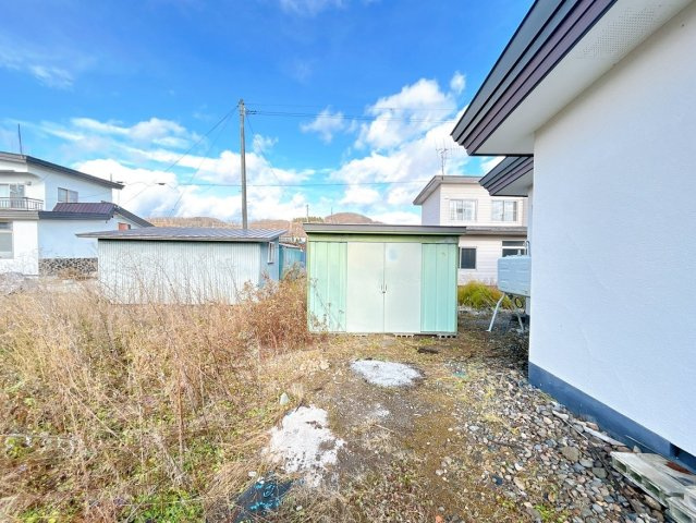 北見市相内町１０６番地５０　中古売家の収納|【リフォーム済】設備（物置）写真です。現状のお渡しになります。新しく購入すると費用も掛かりますので物置が付いていると嬉しいですね。