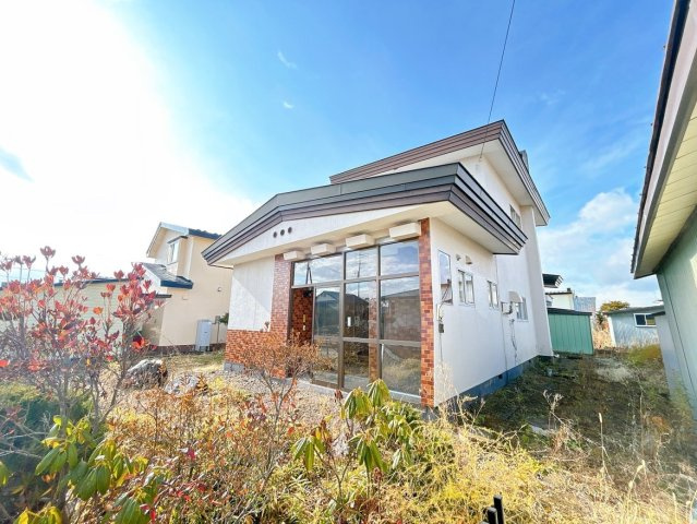 北見市相内町１０６番地５０　中古売家の外観|【リフォーム済】違う道路側からの外観写真になります。手前にもお庭がございます。
