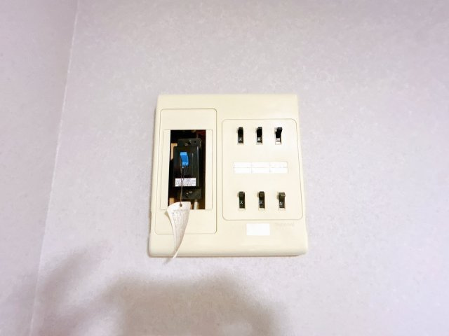 北見市相内町１０６番地５０　中古売家の発電・温水設備|【リフォーム済】設備（ブレーカー）写真です。２０Aの電力になっております。
