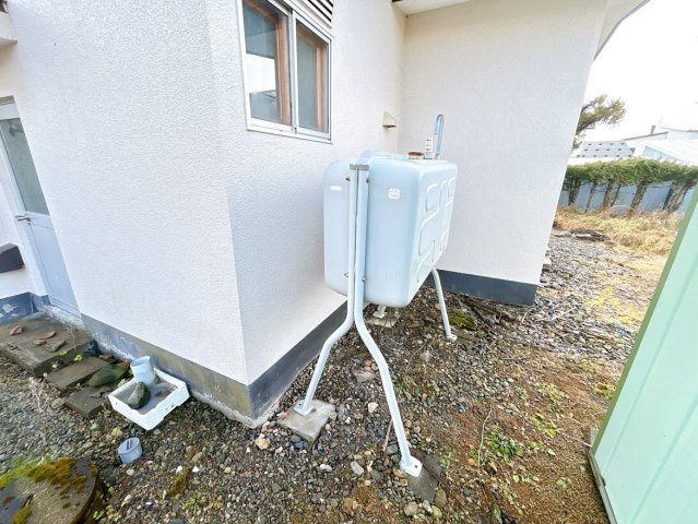 北見市相内町１０６番地５０　中古売家の設備|【リフォーム済】設備（灯油タンク）写真です。一戸建て使用のサイズの漏油タンクが付いております。