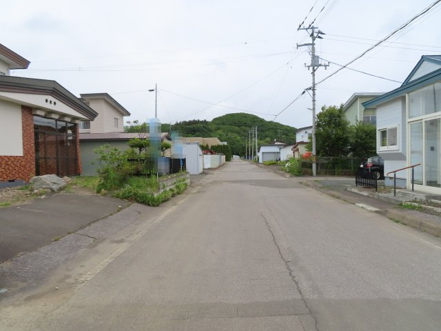 北見市相内町１０６番地５０　中古売家の前面道路含む現地写真|【前面道路】接道写真です。「北見市道」になっておりますので、冬季の除雪も入ります。雪が多い北海道では安心ですね。