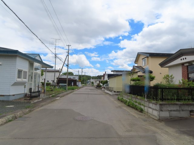 北見市相内町１０６番地５０　中古売家の前面道路含む現地写真|【前面道路】接道写真です。「北見市道」になっておりますので、冬季の除雪も入ります。雪が多い北海道では安心ですね。