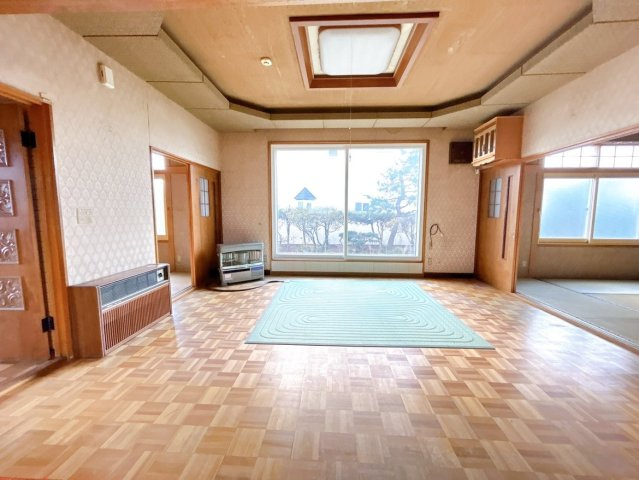 北見市相内町１０６番地５０　中古売家の居間・リビング|【リフォーム済】リビングは床はクッションフロアを上張りしました。壁、天井のクロスの貼替、照明器具の交換も行い、明るいリビングに生まれ変わりました。