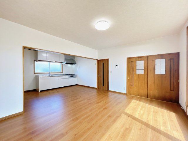 北見市相内町１０６番地５０　中古売家の居間・リビング|【リフォーム済】リビングは床はクッションフロアを上張りしました。壁、天井のクロスの貼替、照明器具の交換も行い、明るいリビングに生まれ変わりました。
