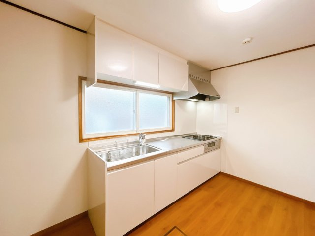 北見市相内町１０６番地５０　中古売家のキッチン|【リフォーム済】キッチンはLIXIL製のI型のW2550サイズに新品交換致しました。新しいキッチンで新生活の料理など楽しめそうですね。