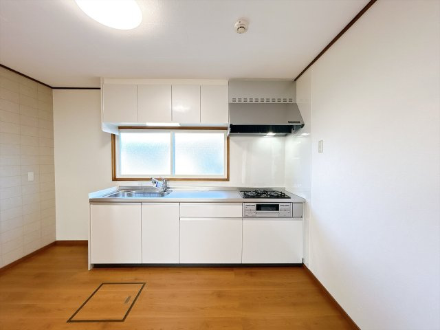 北見市相内町１０６番地５０　中古売家のキッチン|【リフォーム済】キッチンはLIXIL製のI型のW2550サイズに新品交換致しました。新しいキッチンで新生活の料理など楽しめそうですね。