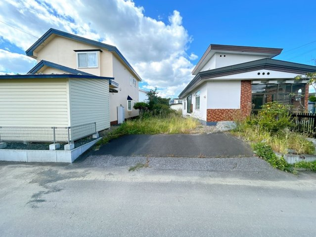 北見市相内町１０６番地５０　中古売家の駐車場|【リフォーム済】駐車場写真です。普通車にて並列2台可能なスペースがございます。現状でのお引き渡しになりますが、奥にお庭がありますので将来的に駐車場スペースを拡張する土地もありますので、ご確認ください。