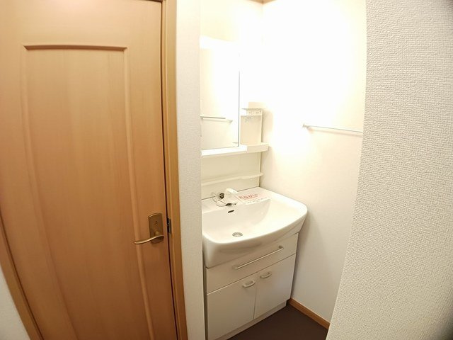 ヴェルドミールⅢの洗面所|脱衣スペースもあります