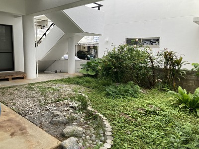 北谷町北谷2丁目　賃貸併用住宅の庭|賃貸中部分です