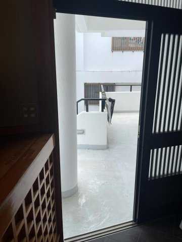 北谷町北谷2丁目　賃貸併用住宅の玄関