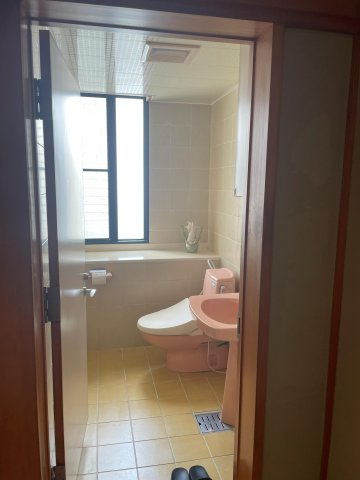 北谷町北谷2丁目　賃貸併用住宅のトイレ