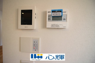 【セキュリティ】 | サンコート山口市黒川（６号地） | ＴＶモニター付きインターホン（カメラ）は、セキュリティも安心です。
給湯器リモコンは、お風呂のお湯はりや追い炊きが簡単に出来ます。