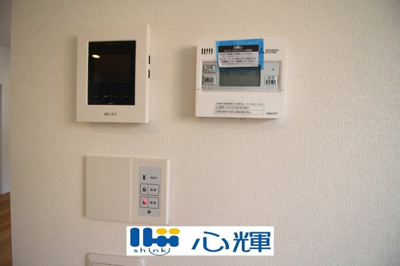 【セキュリティ】 | サンコート山口市黒川（６号地） | ＴＶモニター付きインターホン（カメラ）は、セキュリティも安心です。
給湯器リモコンは、お風呂のお湯はりや追い炊きが簡単に出来ます。