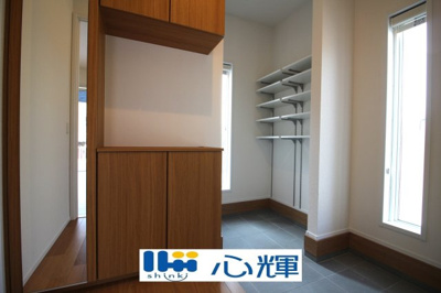 【玄関】 | サンコート山口市黒川（６号地） | たくさんある靴もすべて収納して頂け、玄関をスッキリ綺麗な空間にまとめます。


