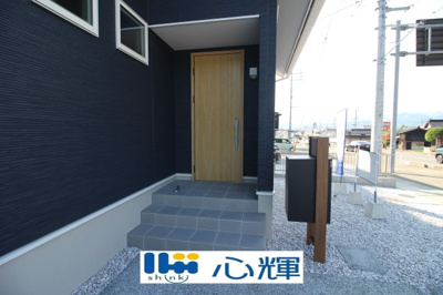 【玄関】 | サンコート山口市黒川（６号地） | 家の顔となる玄関。 ゲストを迎え入れても安心の空間です。