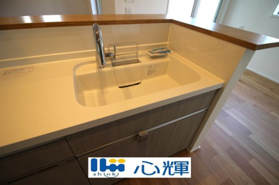 【キッチン】 | サンコート山口市黒川（６号地） | 排水口のリンクをなくし、汚れが溜まりやすい溝がないので、お手入れが簡単です。
