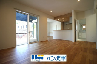 【居間・リビング】 | サンコート山口市黒川（６号地） | 降り注ぐ陽光をいっぱいに浴び、メインライトと共に室内全体が明るい・開放感のあるＬＤＫ。