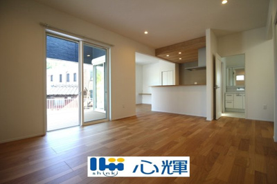 【居間・リビング】 | サンコート山口市黒川（６号地） | 降り注ぐ陽光をいっぱいに浴び、メインライトと共に室内全体が明るい・開放感のあるＬＤＫ。