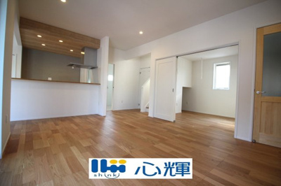 【居間・リビング】 | サンコート山口市黒川（６号地） | リビングから続く洋室はゲストルームとしても使用できます。


