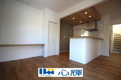 【居間・リビング】 | サンコート山口市黒川（６号地） | 家族が集う開放的な自由空間。季節ごとに壁飾りや家具の配置を変えて楽しんでみるのはいかがですか。