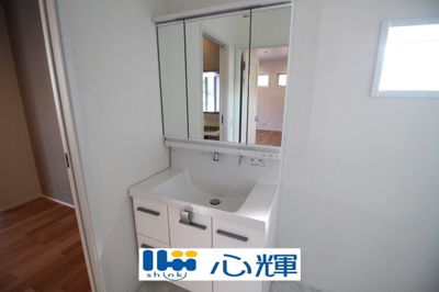 【独立洗面台】 | サンコート山口市黒川（６号地） | 大きくて見やすく清潔感ある洗面台。収納も多く、コスメ等もスッキリと仕舞えます。