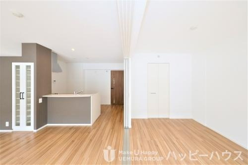 福岡市西区西都１丁目の賃貸マンションの居間・リビング|エントランス写真