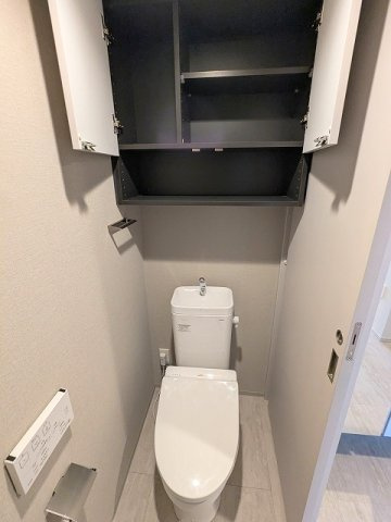 ニド元浅草のトイレ|洗面室と独立した温水洗浄便座です