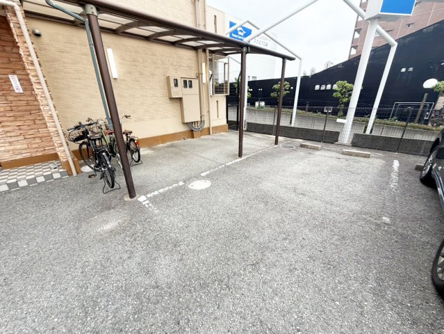 グリーンヒル江坂の駐車場