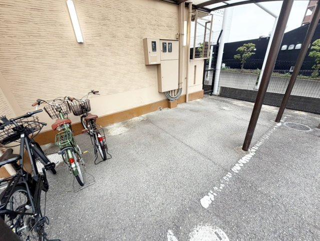 グリーンヒル江坂の駐車場