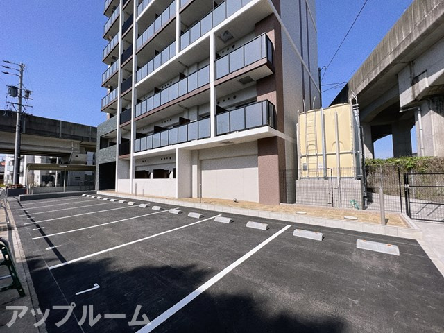 春日井市勝川町６丁目の賃貸マンションの駐車場