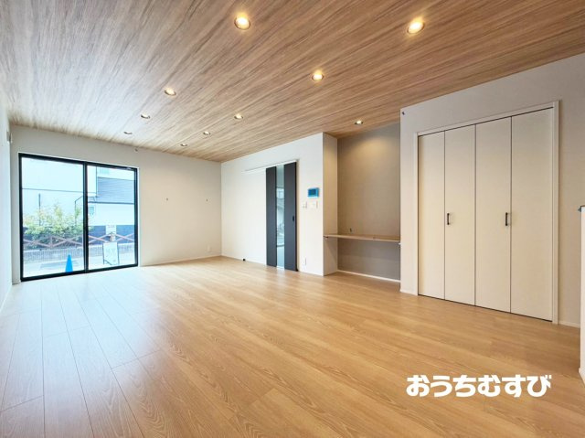 春日井市東野町7期(全3棟)の居間・リビング